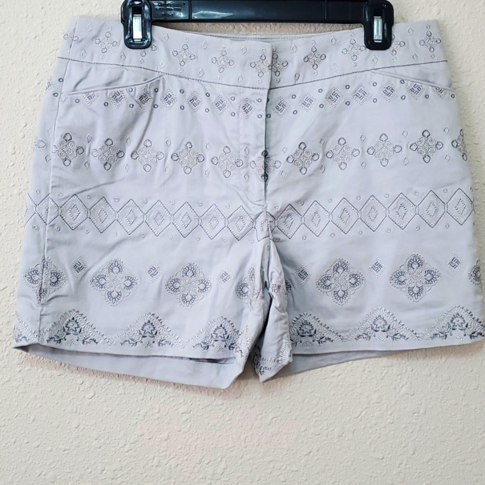 White House Black Market The 5" short Chino gray silver embroidered